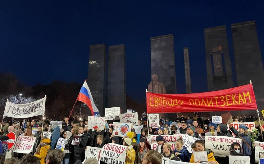 İrəvanda Rusiya əleyhinə mitinqdə Putinə qarşı şüarlar səsləndirilib