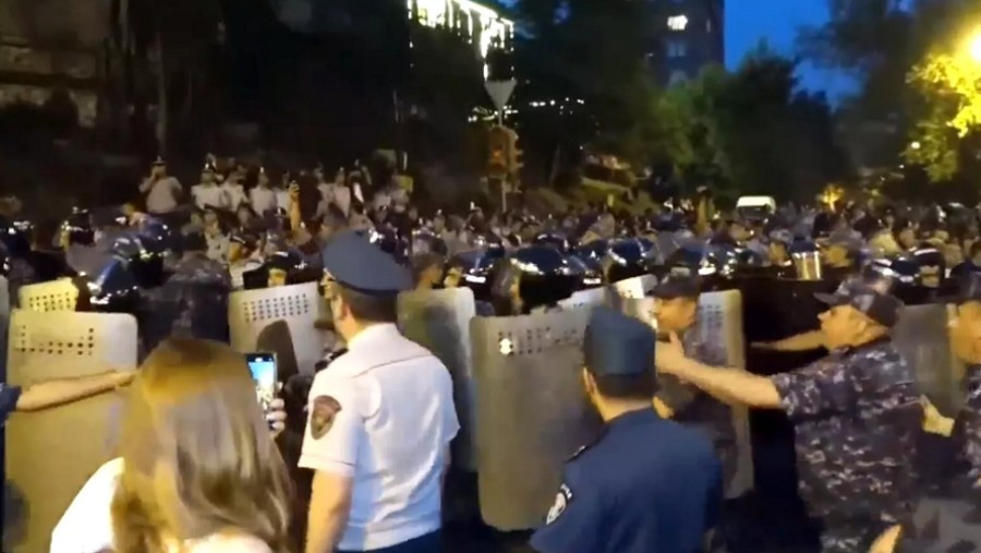 İrəvandakı aksiyada qarşıdurma - 38 nəfər yaralandı