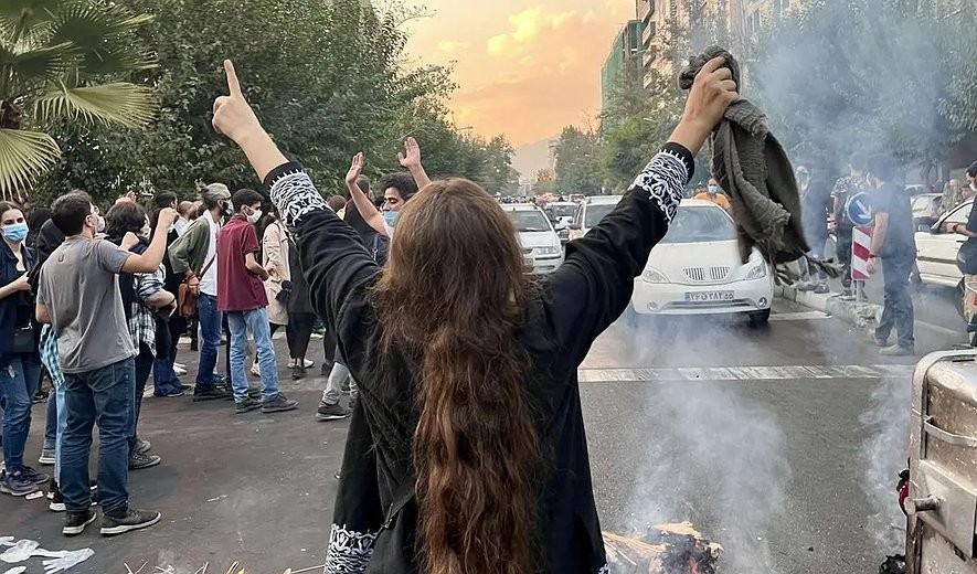 İran həbsxanasında etirazçı qız məmurlar tərəfindən zorlanıb