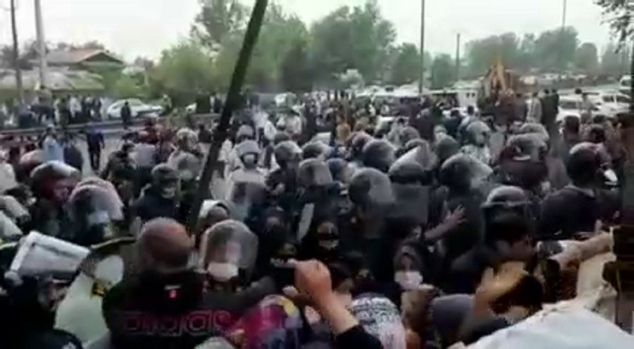 İranın Gilan əyalətində polis qadınlara qarşı gözyaşardıcı qazdan istifadə edib-VİDEO