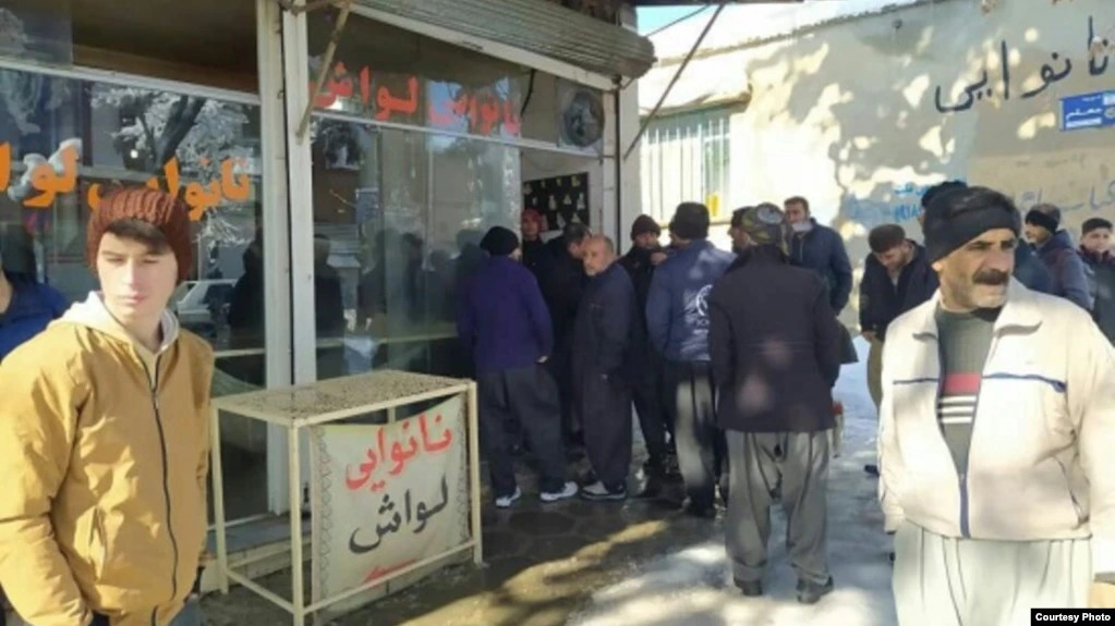 İranın Sənəndəc şəhərində un qıtlığı: Çörək mağazalarının qarşısında izdiham yaranıb