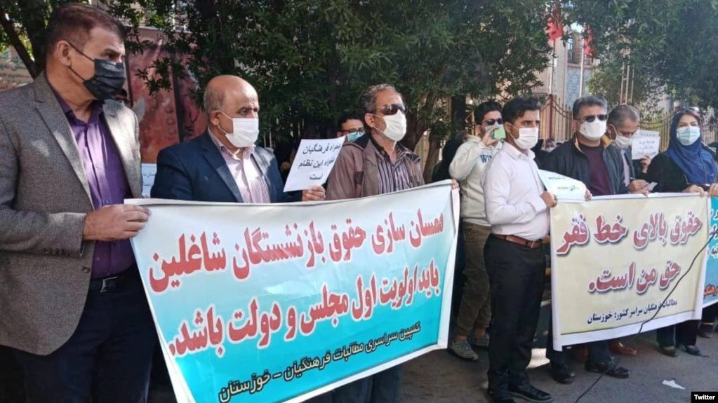 İranın onlarla şəhərində etiraz aksiyası keçirilib: Polis narazı müəllimlərə zor tətbiq edib - FOTOLAR