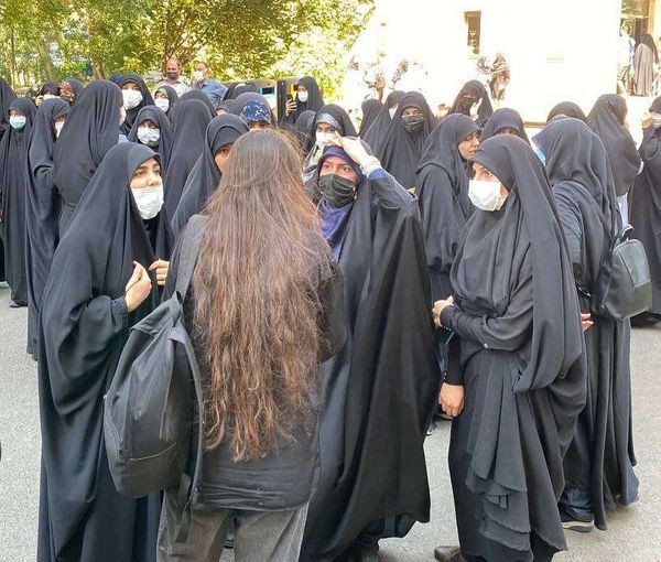 İranın rəsmi qəzetləri “Hicab haqqında" qanun layihəsini sərt tənqid etdi