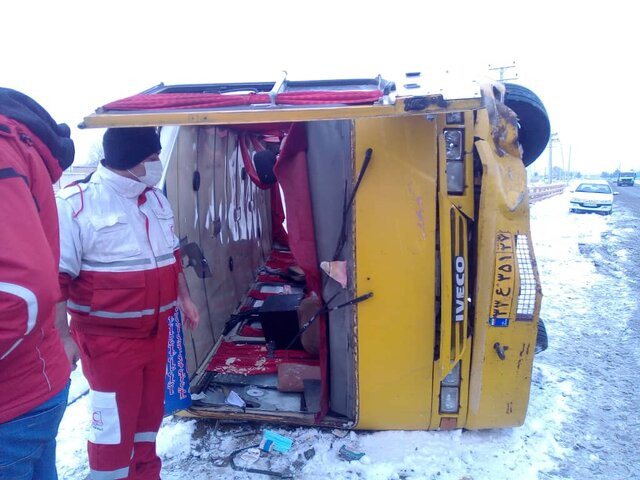 İranın Qərbi Azərbaycan əyalətində mikroavtobus qəzaya uğrayıb: 13 nəfər yaralı var