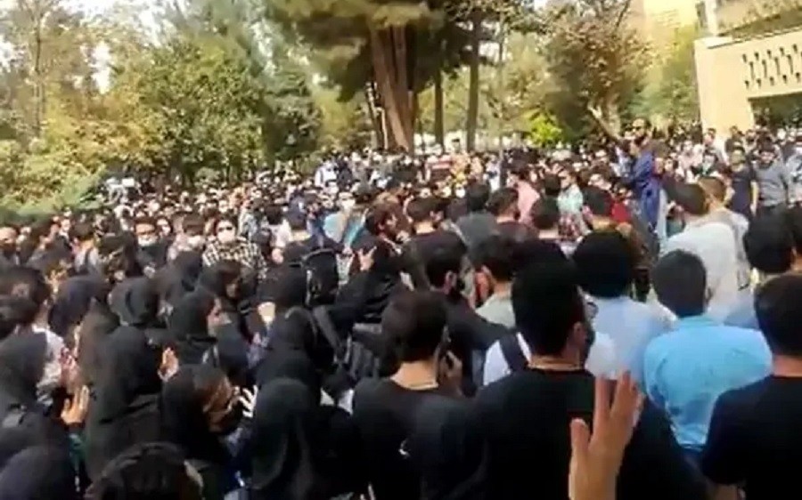 İran universitetlərində nümayişlər başlayıb
