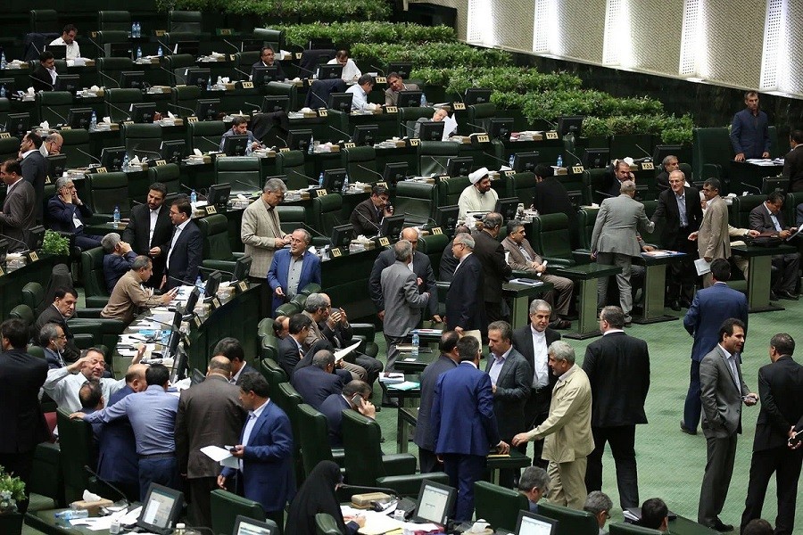 İran parlamenti mürtəce qanun hazırlayır-Sosial mediada fəaliyyət cinayət sayılacaq