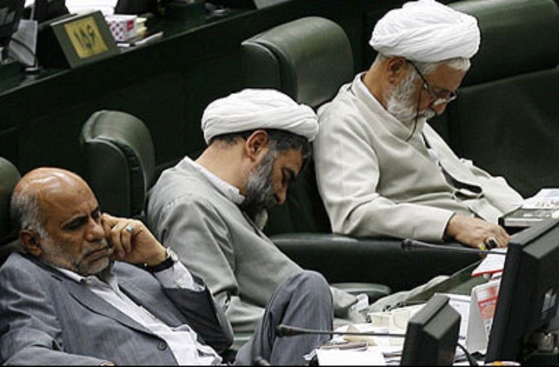 İran parlamenti vəzifəli şəxslərin ölkədən çıxışına qadağa qoyur