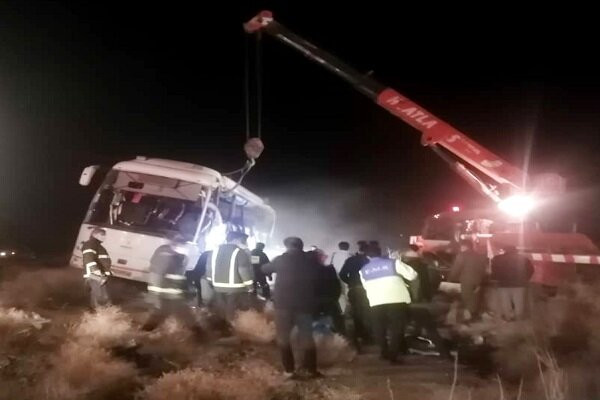 İranda daha bir sərnişin avtobusu qəzaya uğrayıb: 21 fəhlə yaralanıb