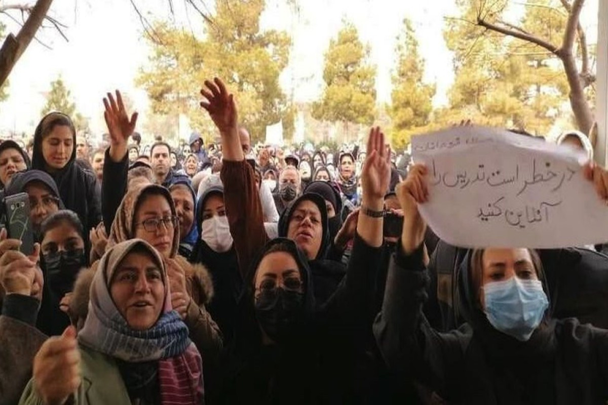 İranda məktəbli qızların kütləvi zəhərlənməsi ilə bağlı etirazlar başlayıb