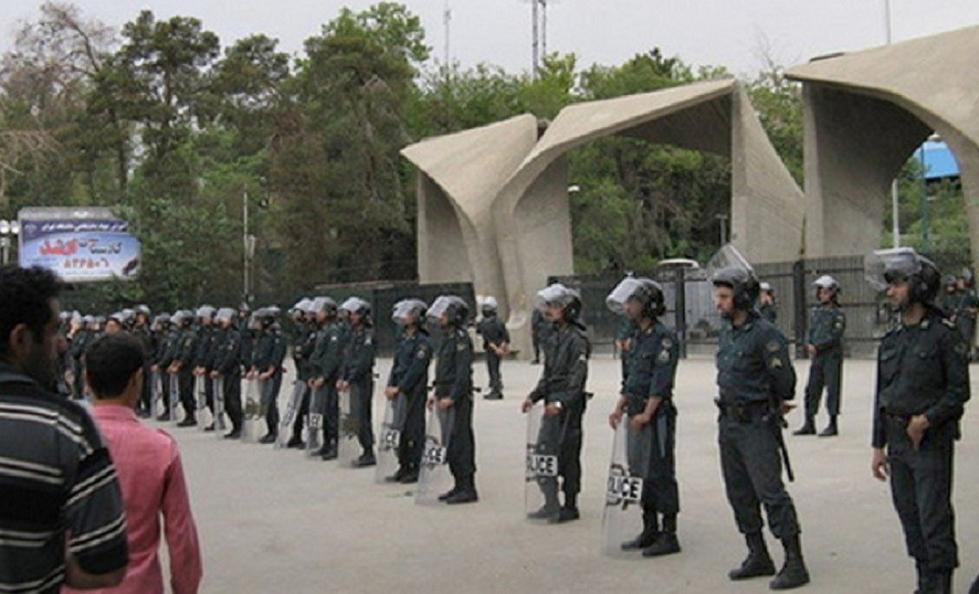 İranda onlarla tələbə universitetdən qovuldu