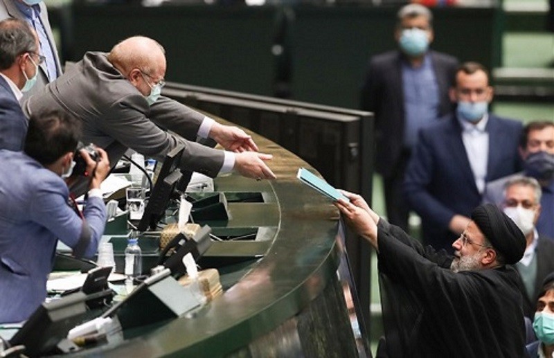 İranda silahlı qüvvələrinin büdcəsi artırıldı