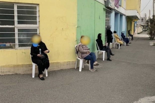 İranda valideynlər məktəb önündə keşik çəkir- FOTO