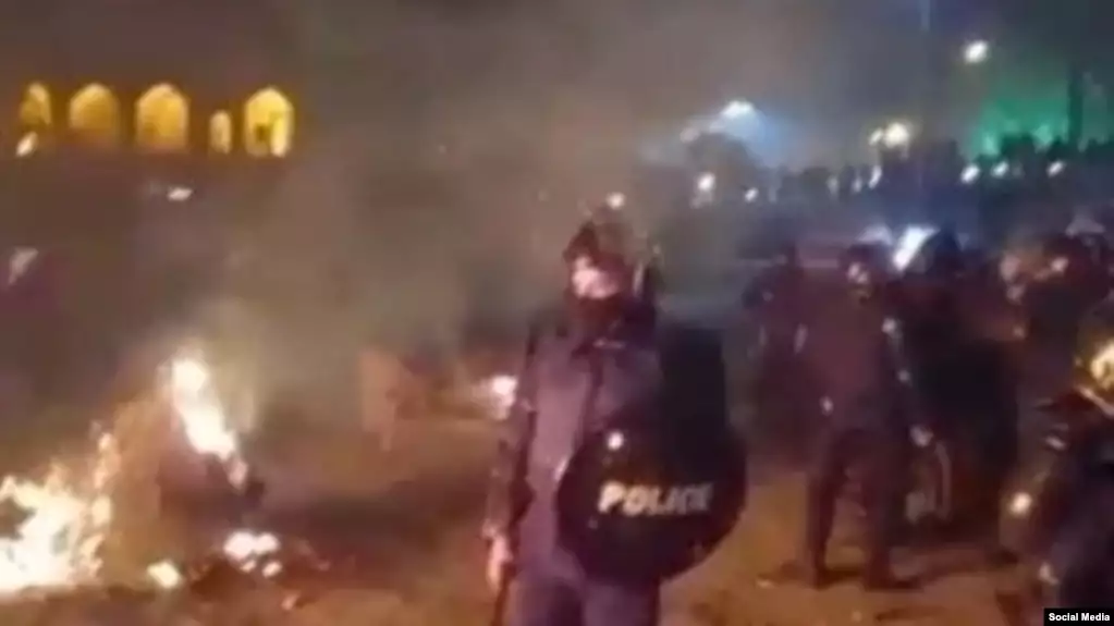 İranda xüsusi polis qüvvələri oturaq aksiya keçirən əkinçilərə hücum etdi: Narazı isfahanlıların çadırları yandırıldı – FOTOLAR,  VİDEO