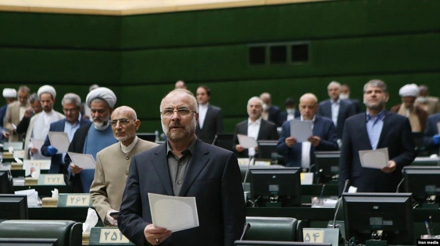 İranlı millət vəkilləri İbrahim Rəisidən narazıdır
