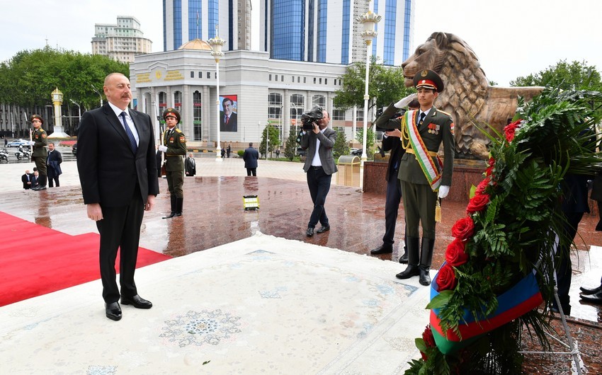 Prezident İlham Əliyev Düşənbədə İsmoili Somoni abidəsini ziyarət edib