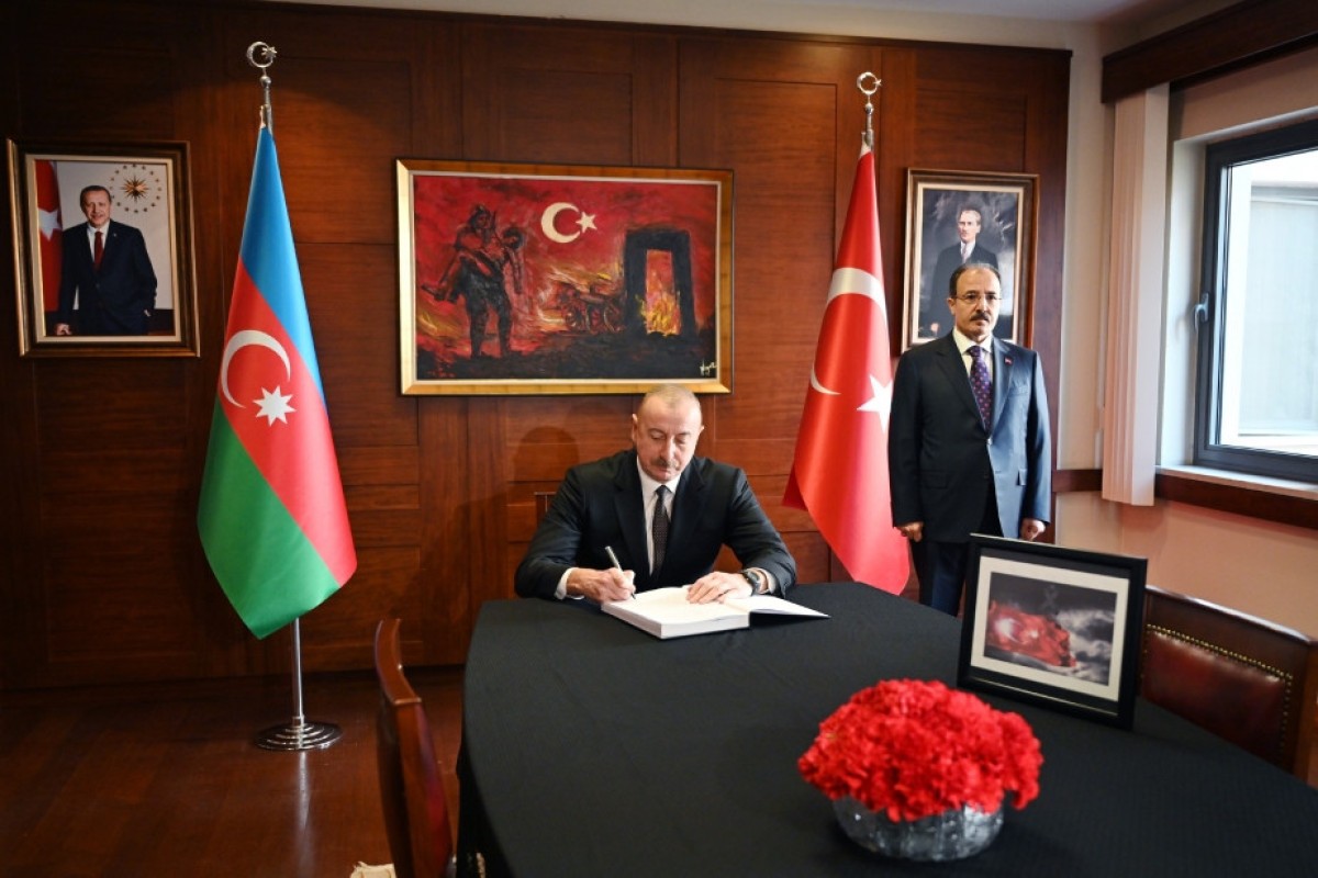 Prezident İlham Əliyev Türkiyə səfirliyində olub, başsağlığı verib