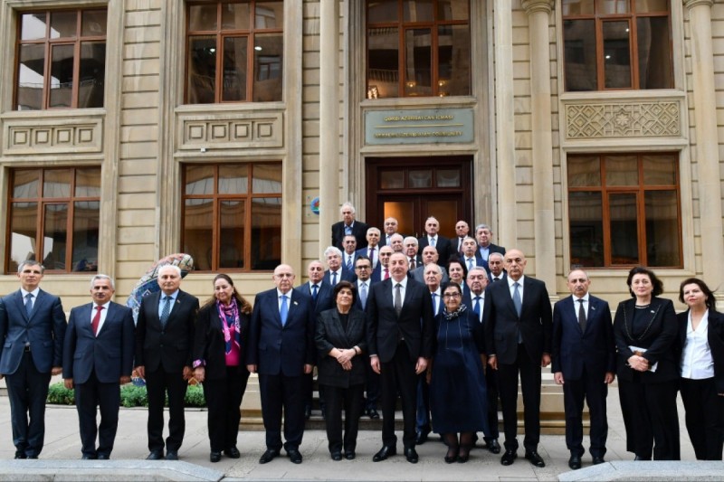 Prezident Qərbi Azərbaycan İcmasının inzibati binasında yaradılan şəraitlə tanış olub