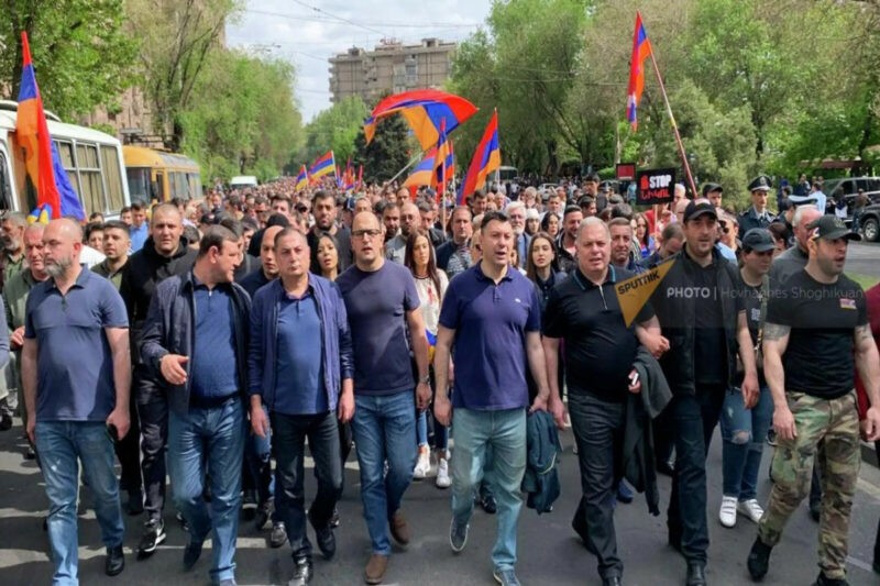 Ermənistan müxalifəti İrəvanın mərkəzi küçələrini bağlamağa başlayıb