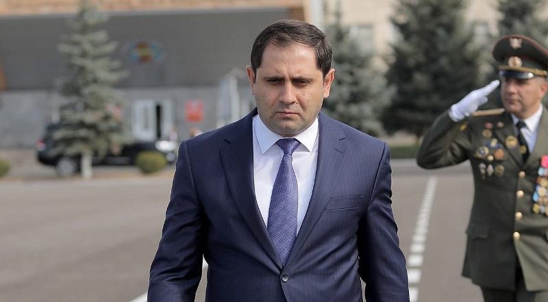 Ermənistanın müdafiə naziri Rusiyaya getdi