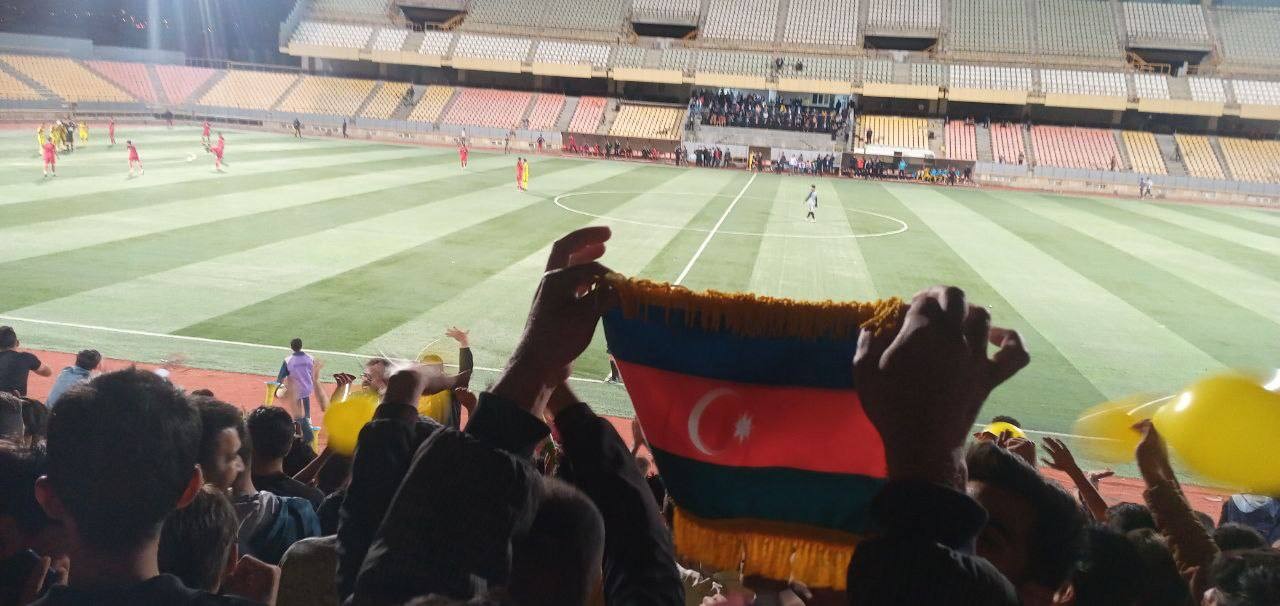 Urmu stadionunda Azərbaycan bayrağı qaldırılıb, milli şüarlar səsləndirilib-VİDEO