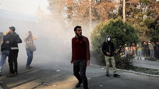 İsfahanda qarşıdurma: Polis etirazçılara zəhərli qaz atıb