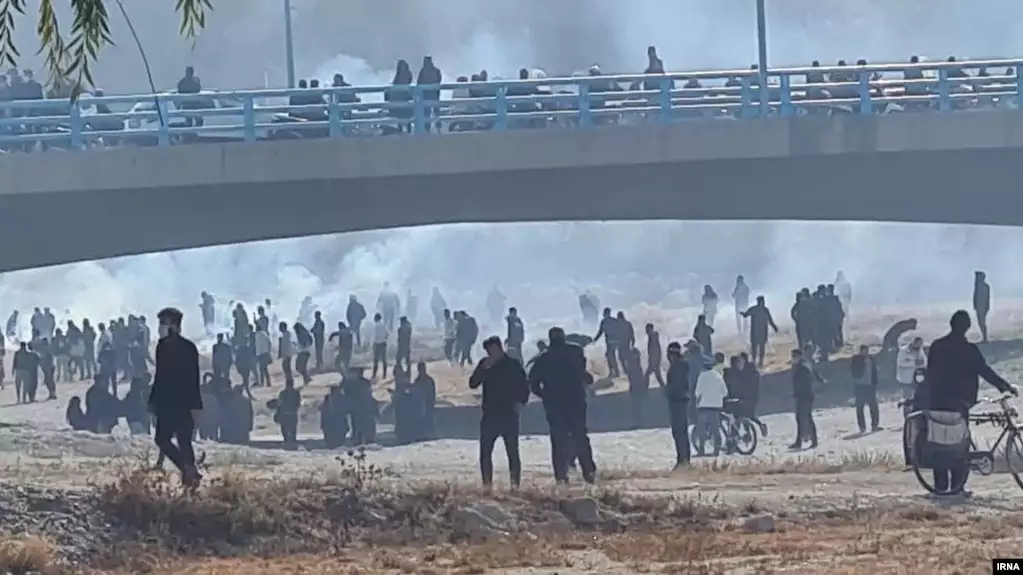 İsfahanda gərginlik: Polis qüvvələri Xacu körpüsünə gedən bütün yolları bağlayıb