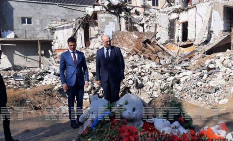 İsrail səfiri Gəncədə Ermənistanın raket atəşinə tutduğu əraziyə gedib
