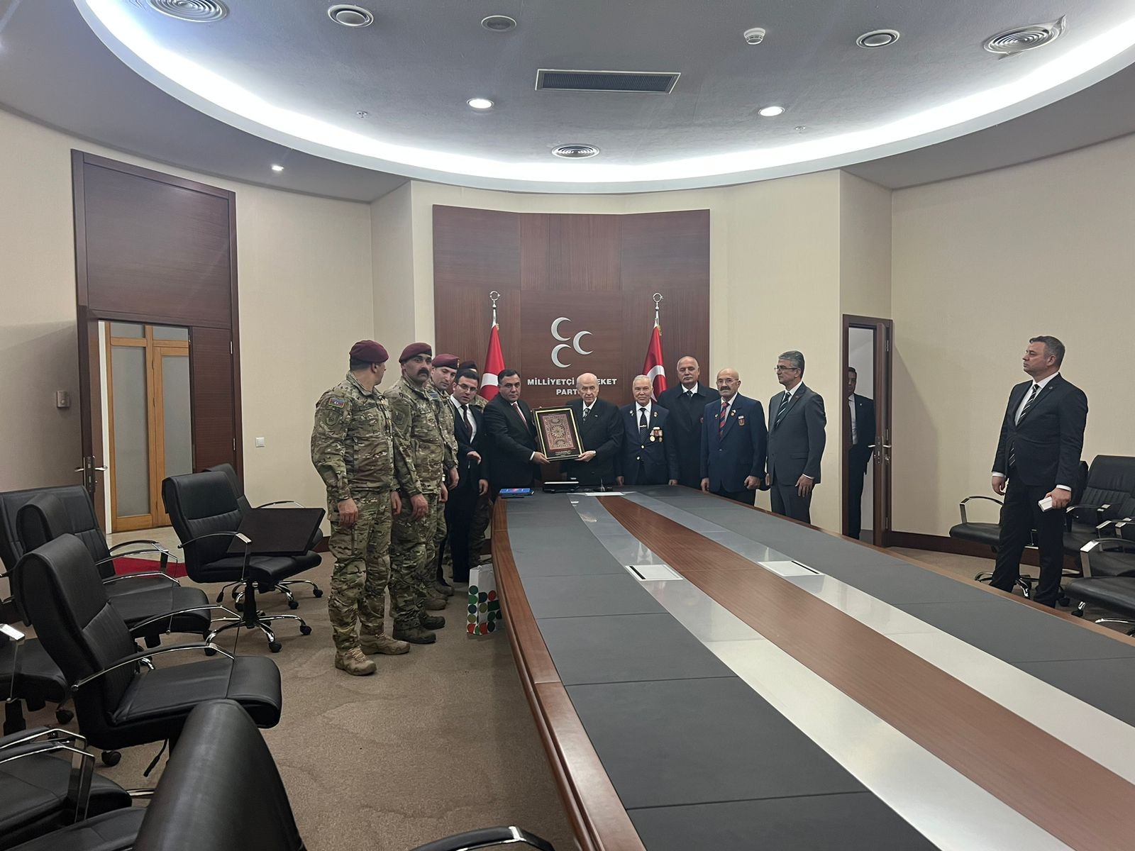 Dövlət Baxçalı Vətən Müharibəsi qazilərinə qızıl Boz Qurd nişanı hədiyyə edib