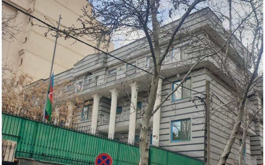 Azərbaycanın İrandakı səfirliyinə hücum olub, 1 nəfər ölüb